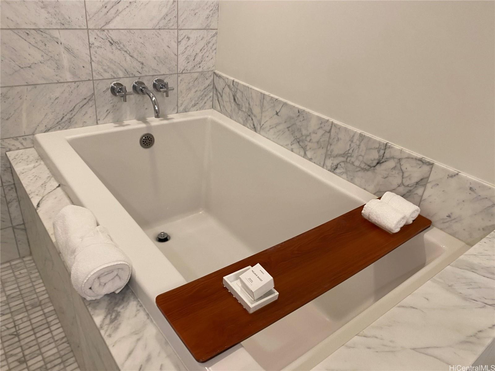 223 Saratoga Road, Unit 2220 Honolulu, HI 96815 - Photo 13 of 16