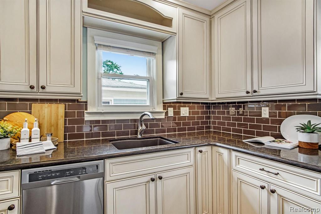 1222 Eaton Road Berkley, MI 48072 - Photo 12 of 35
