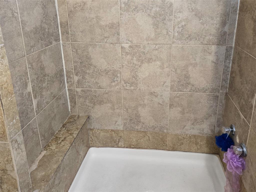 507 West Nash Street Terrell, TX 75160 - Photo 14 of 22 a bathroom with a bathtub