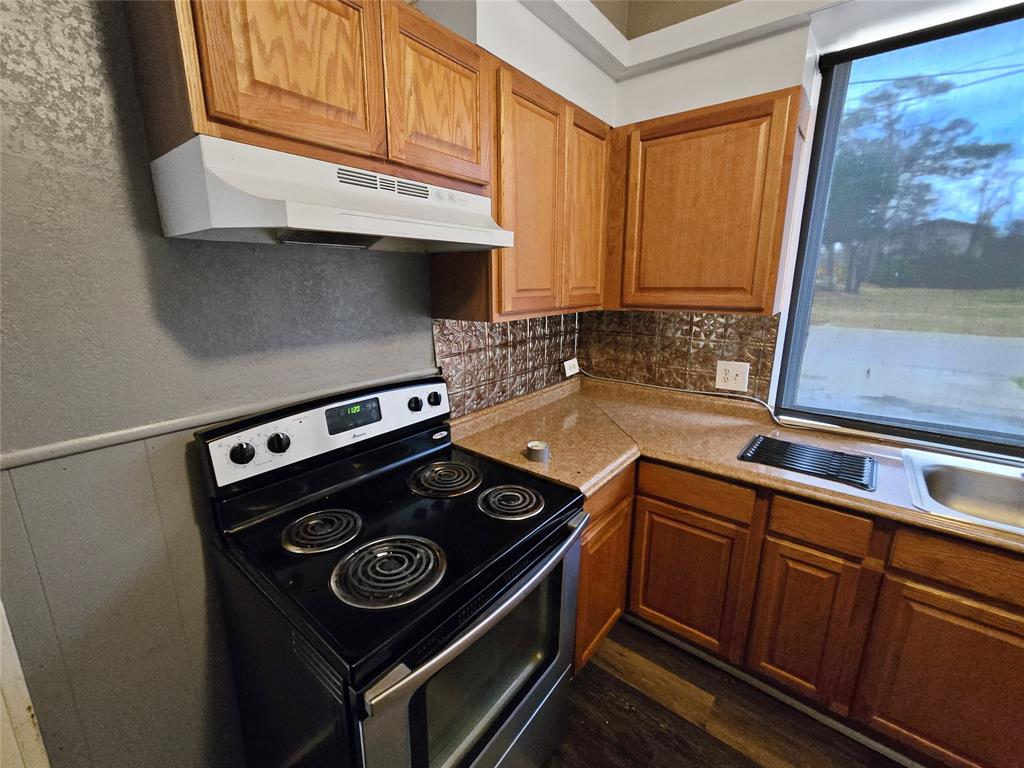 507 West Nash Street Terrell, TX 75160 - Photo 18 of 22 a kitchen with a stove and a microwave