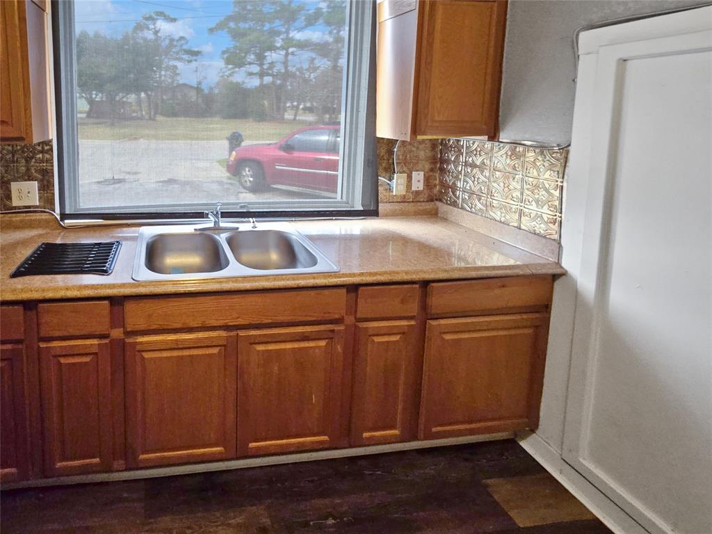 507 West Nash Street Terrell, TX 75160 - Photo 19 of 22 a bathroom with a sink and a mirror