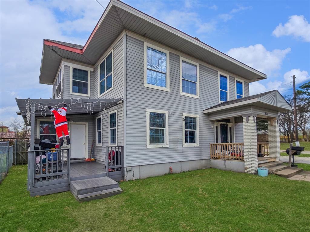 507 West Nash Street Terrell, TX 75160 - Photo 3 of 22 a front view of a house with a garden