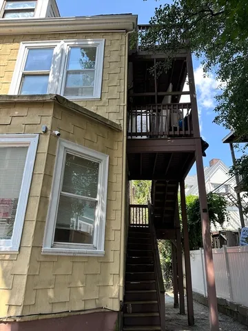 a view of entryway with a front door