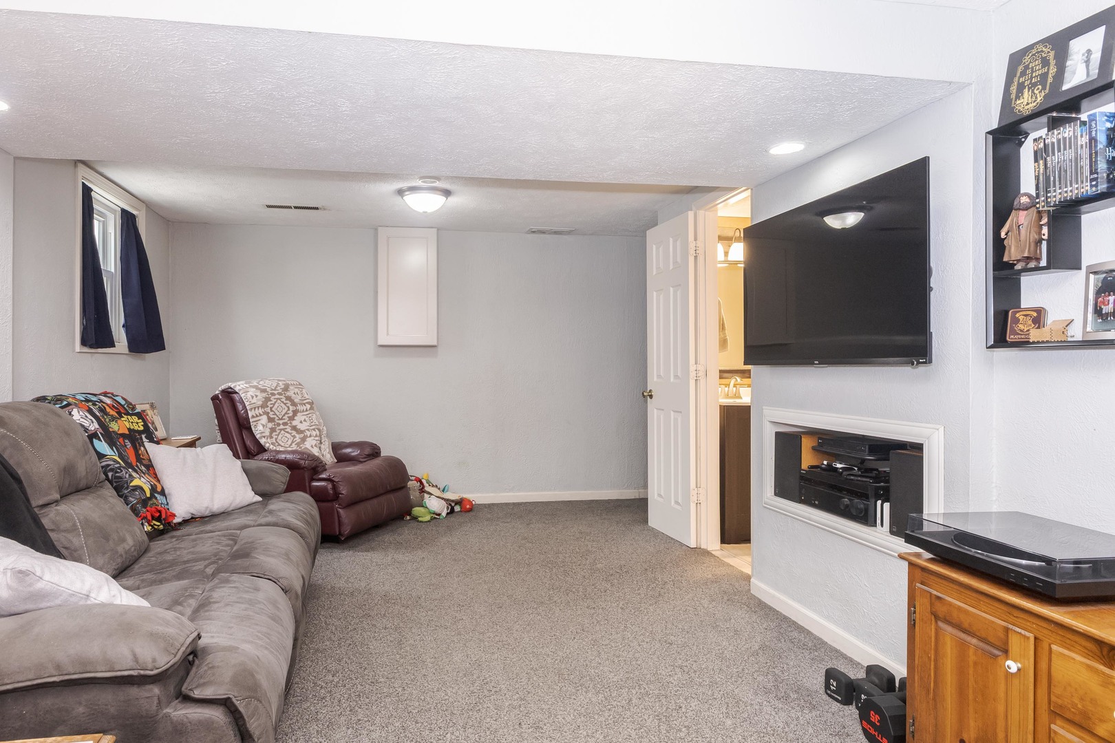 1400 Kingsridge Drive Normal, IL 61761 - Photo 20 of 31 a living room with furniture and a flat screen tv
