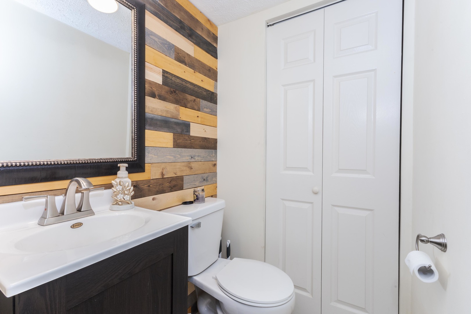 1400 Kingsridge Drive Normal, IL 61761 - Photo 22 of 31 a bathroom with a sink a toilet and shower