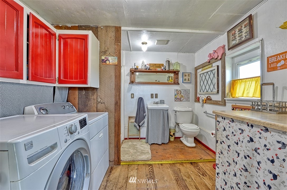 3668 Bay Road Ferndale, WA 98248 - Photo 17 of 40 a utility room with dryer and washer