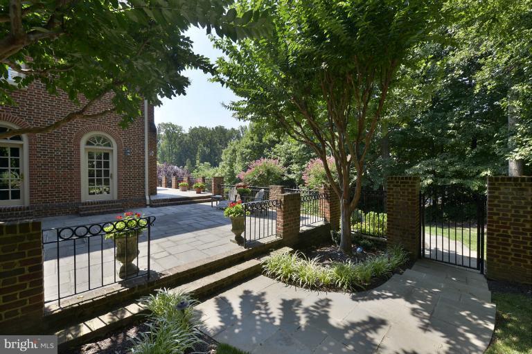 1100 Mill Ridge McLean, VA 22102 - Photo 22 of 28 Side Elevation