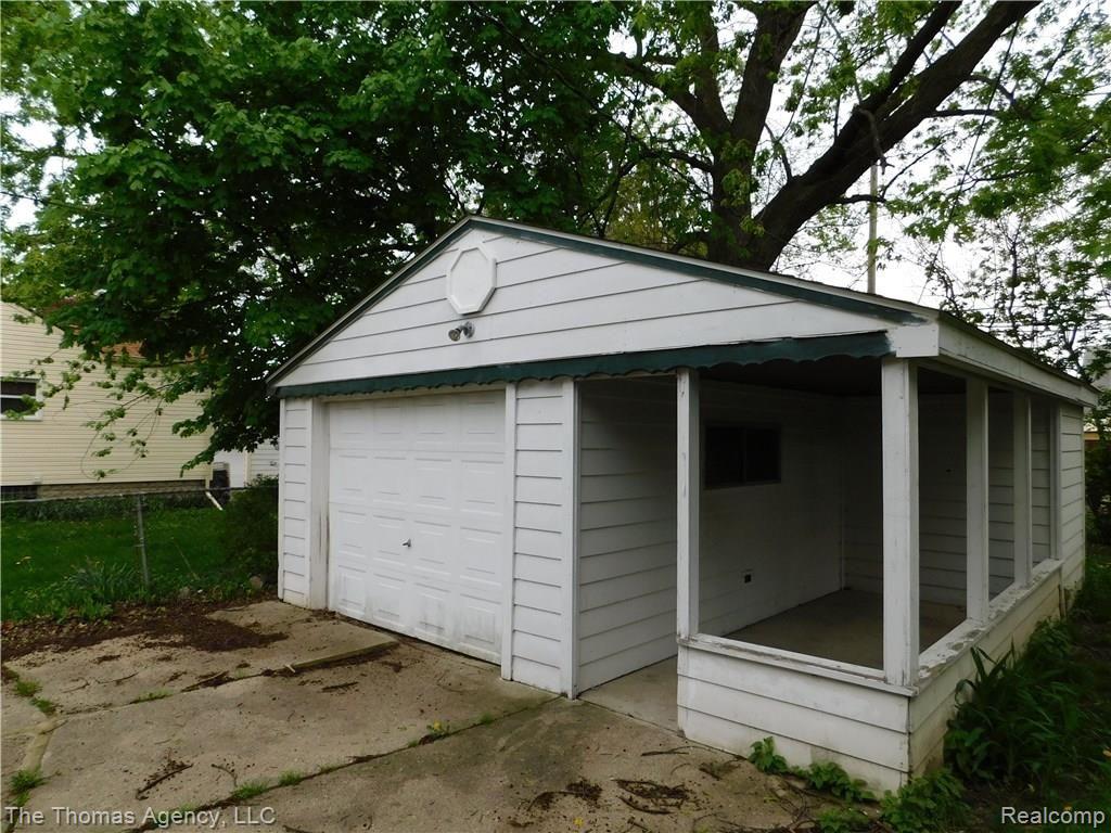 15750 Stephens Road Eastpointe, MI 48021 - Photo 5 of 22 DSCN0047.JPG