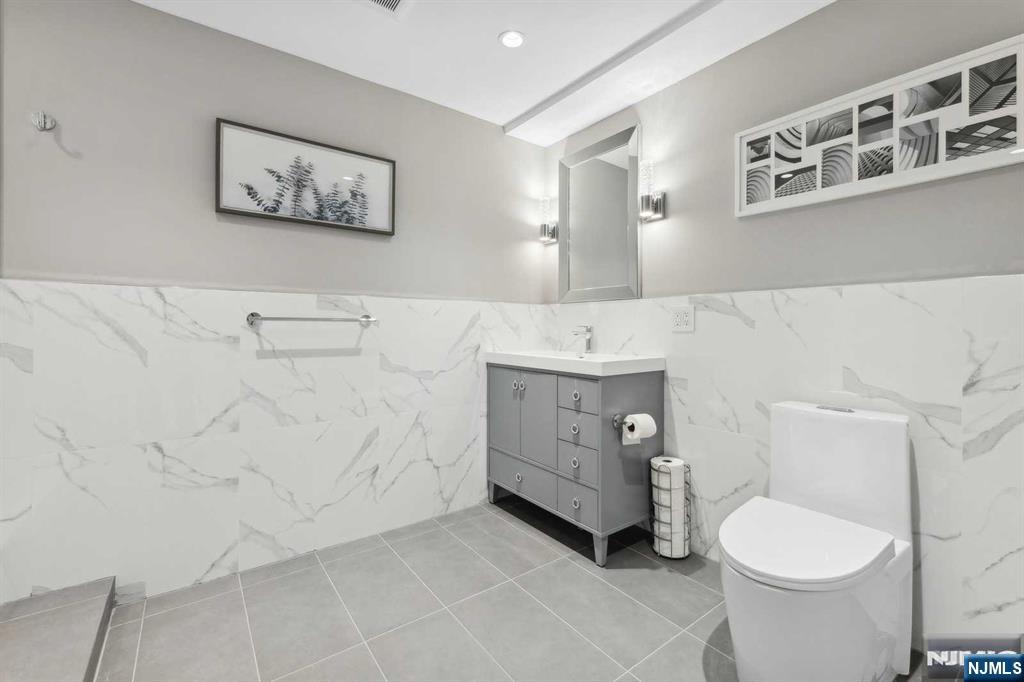 23 Rio Vista Drive Alpine, NJ 07620 - Photo 37 of 47 a bathroom with a toilet a sink and a mirror