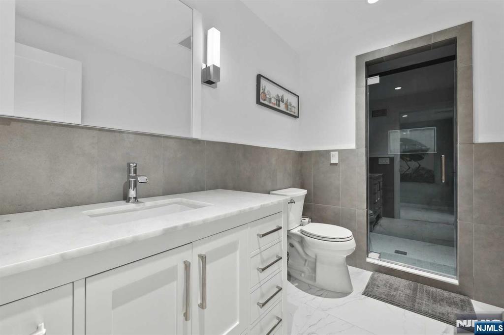 23 Rio Vista Drive Alpine, NJ 07620 - Photo 41 of 47 a bathroom with a sink a toilet and shower