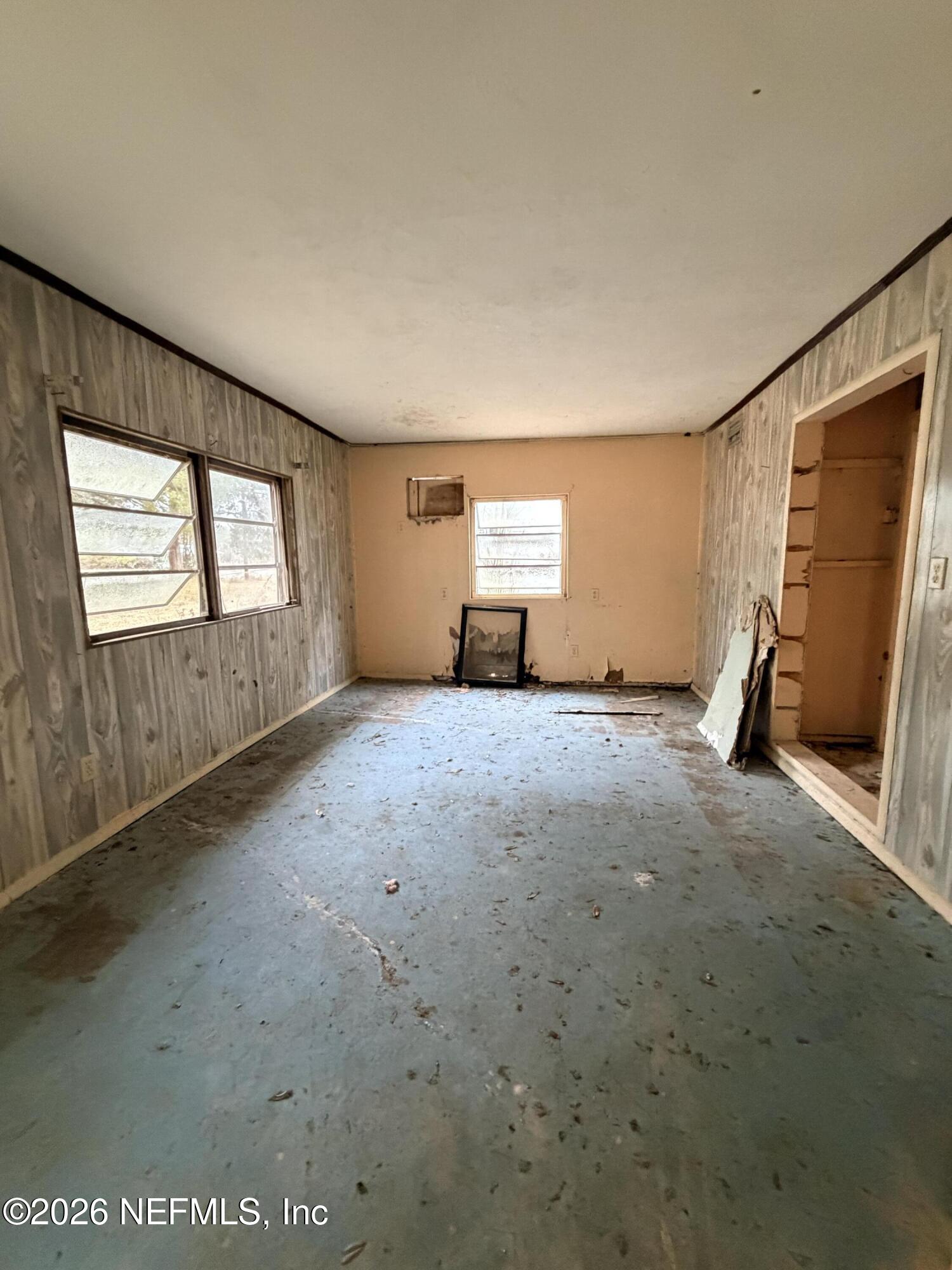 435 West River Road Palatka, FL 32177 - Photo 6 of 10 an empty room with windows