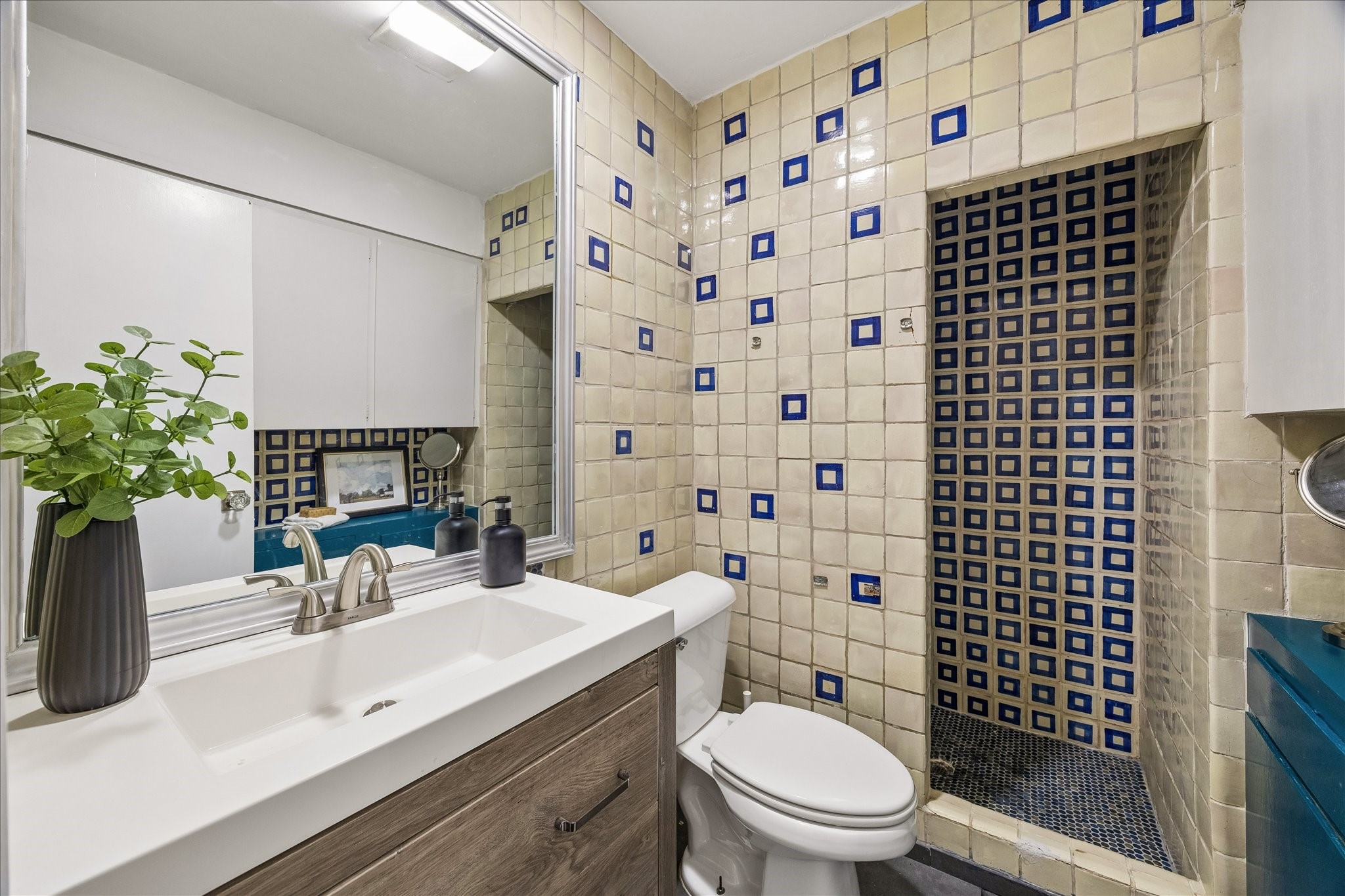 1812 Kane Street Houston, TX 77007 - Photo 15 of 41 a bathroom with a sink a toilet and shower