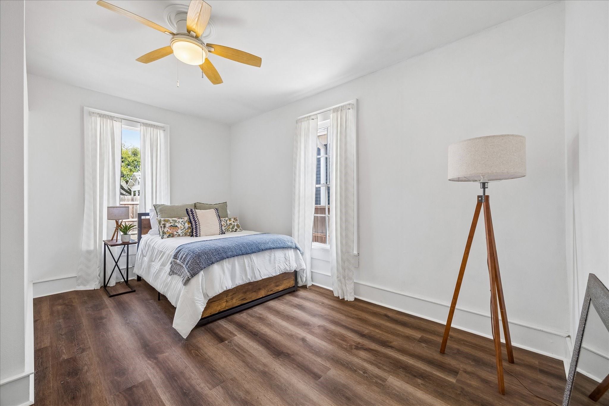 1812 Kane Street Houston, TX 77007 - Photo 18 of 41 a spacious bedroom with a bed and a chandelier