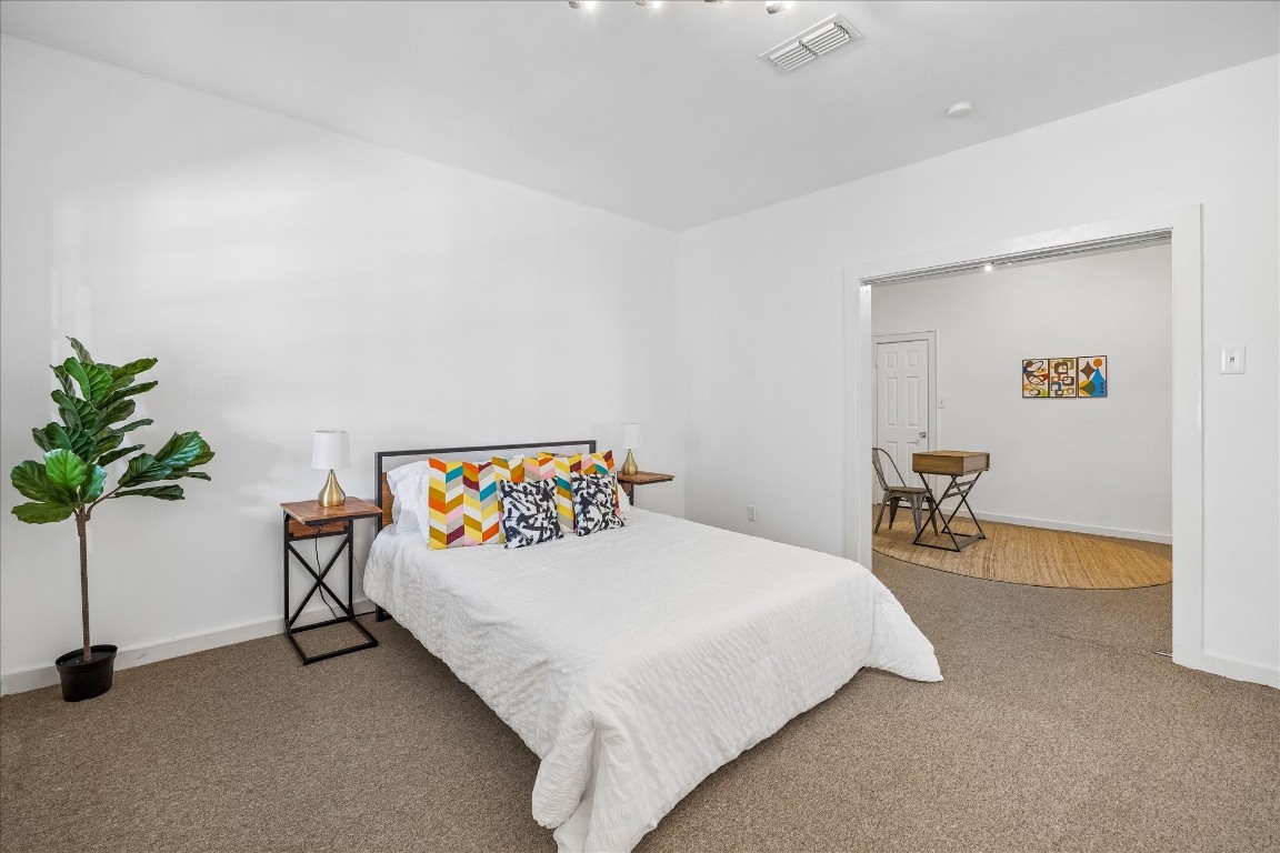 1812 Kane Street Houston, TX 77007 - Photo 23 of 41 a bedroom with a bed and a table in it