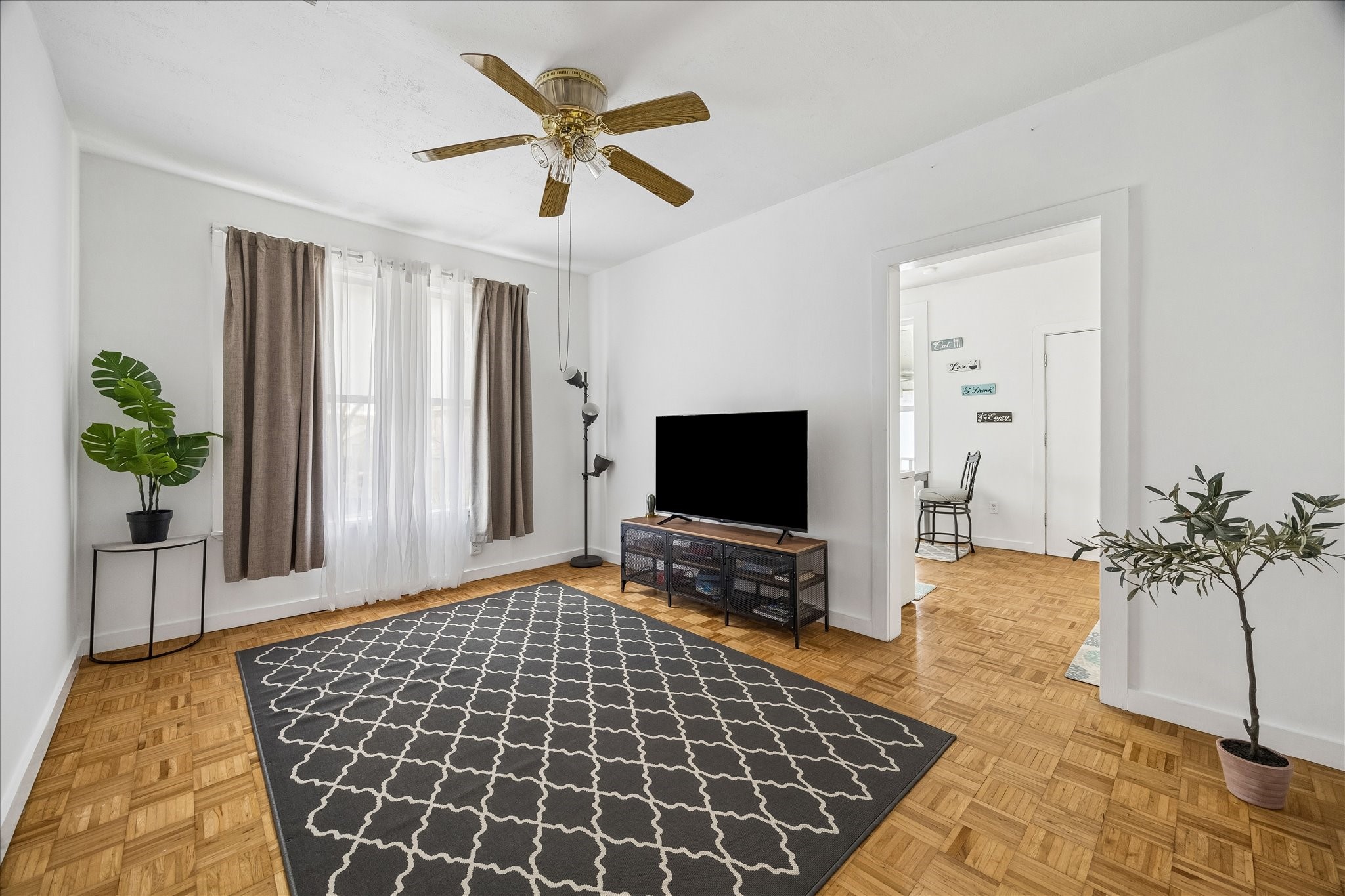 1812 Kane Street Houston, TX 77007 - Photo 26 of 41 a living room with furniture and a flat screen tv