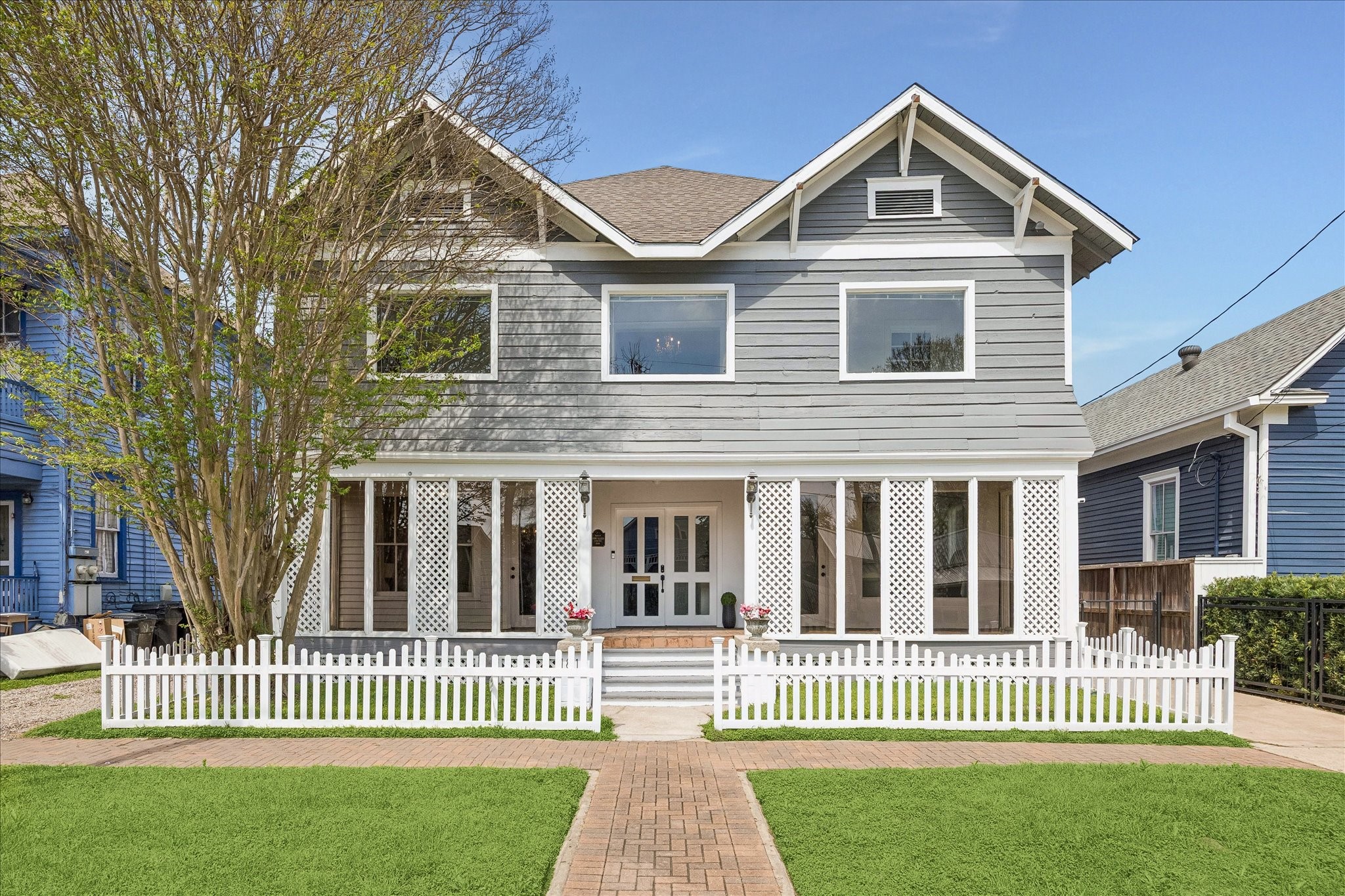 1812 Kane Street Houston, TX 77007 - Photo 3 of 41 a front view of a house with a garden