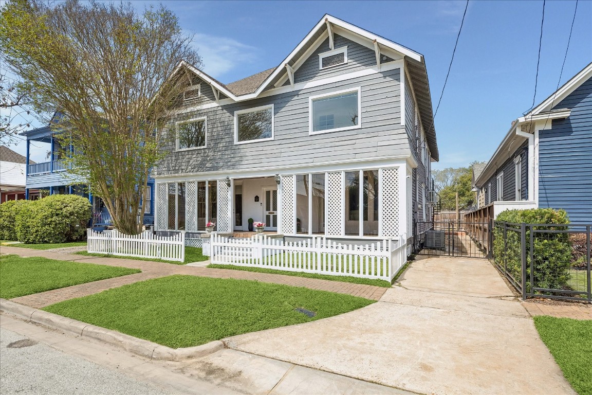 1812 Kane Street Houston, TX 77007 - Photo 4 of 41 a front view of a house with a yard