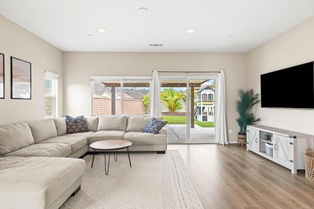 35846 Esperia Way Fallbrook, CA 92028 - Photo 18 of 60 a living room with furniture and a flat screen tv