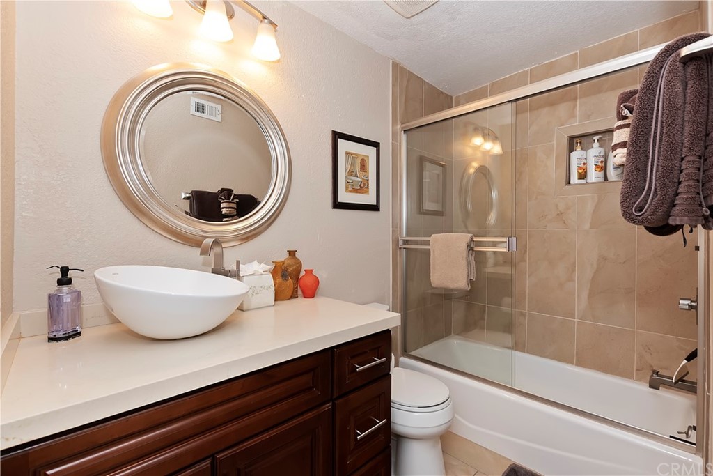 109 Torremolinos Drive Rancho Mirage, CA 92270 - Photo 19 of 33 a bathroom with a toilet a sink and bathtub