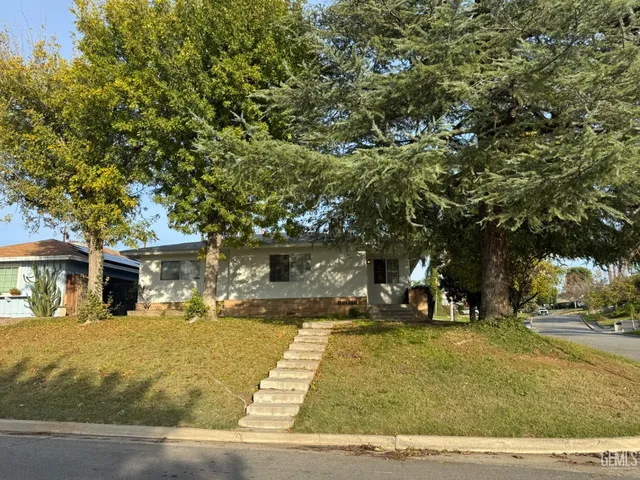 a view of a yard with an house