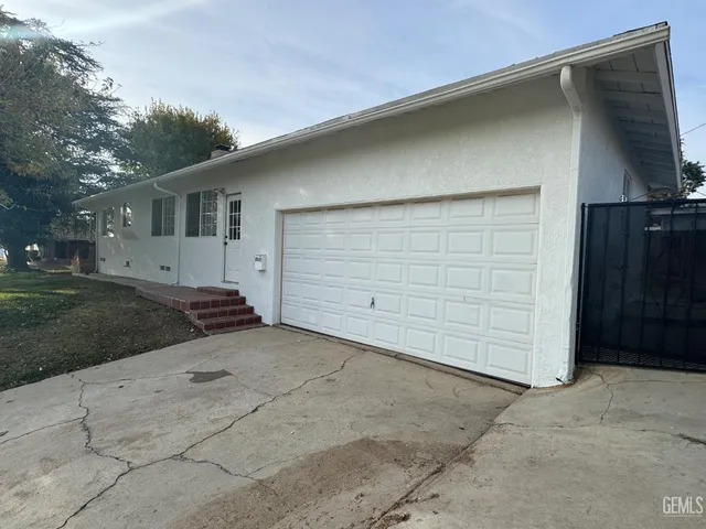 a view of a house with garage