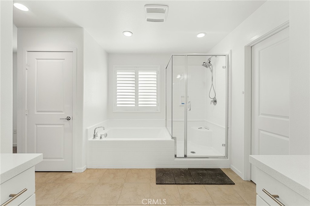 36772 Arietta Way Beaumont, CA 92223 - Photo 28 of 45 a bathroom with a tub shower and checkered floor