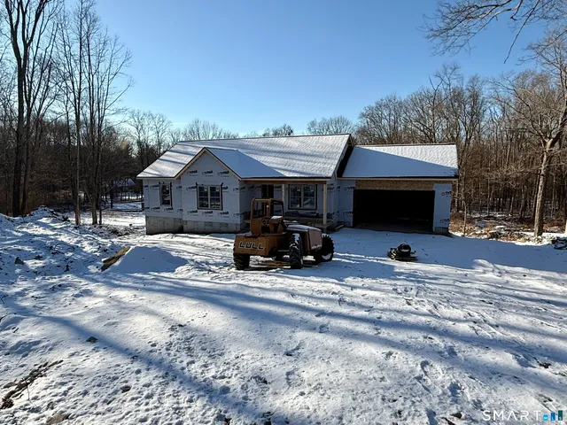 a view of a house with backyard