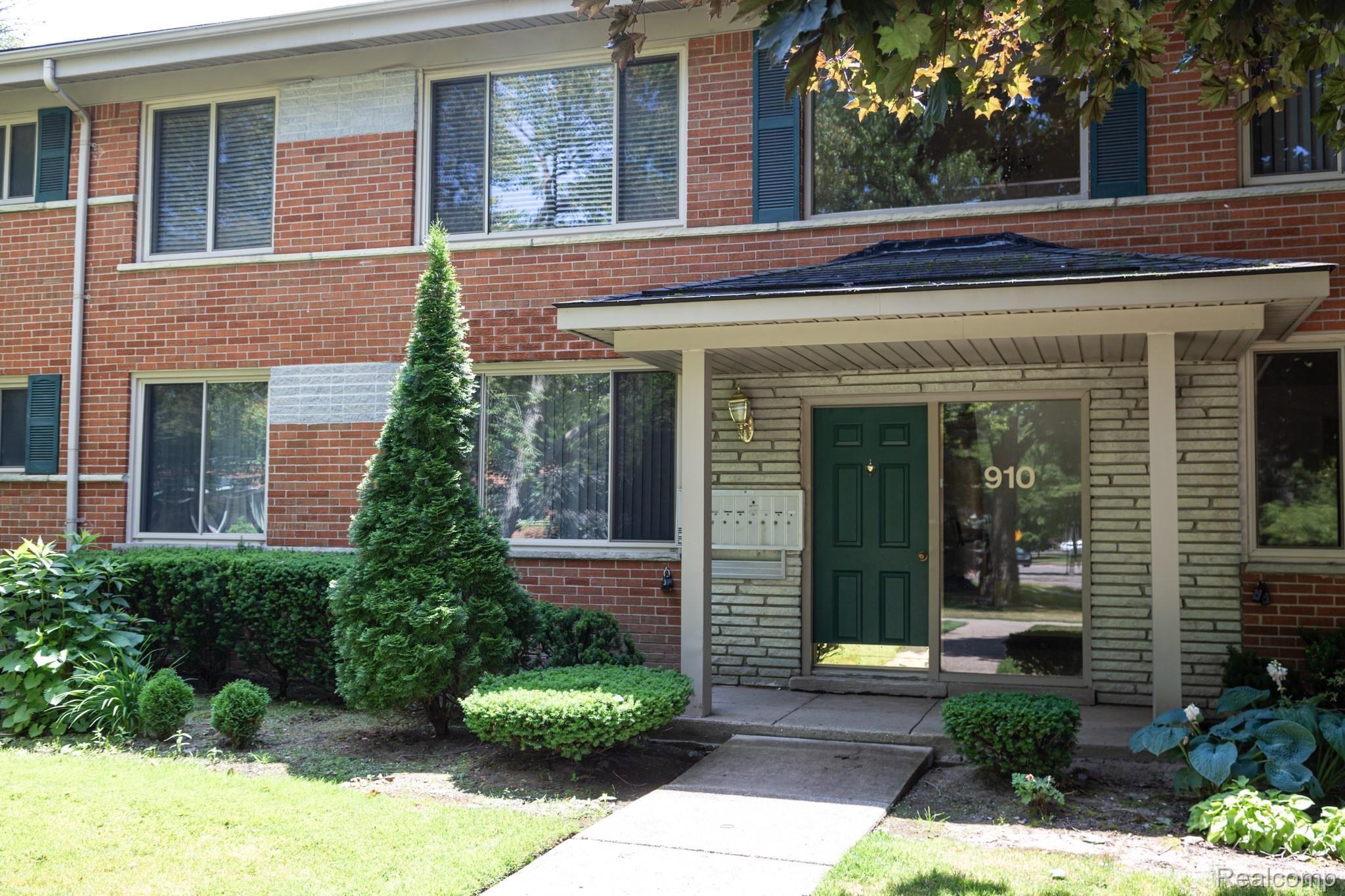 910 North Adams Road, Unit 5 Birmingham, MI 48009 - Photo 2 of 34 MS0A9647.jpg