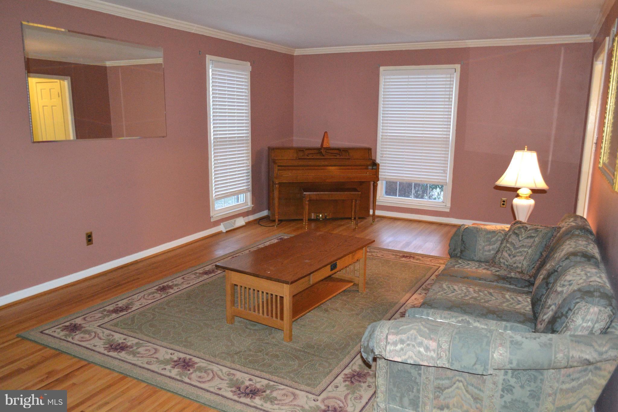 16024 Riffle Ford Road Gaithersburg, MD 20878 - Photo 8 of 16 Living Room