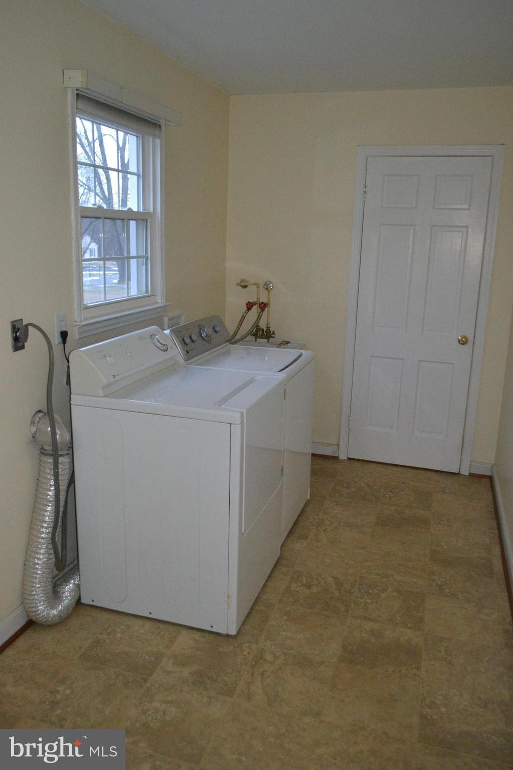16024 Riffle Ford Road Gaithersburg, MD 20878 - Photo 10 of 16 Laundry room