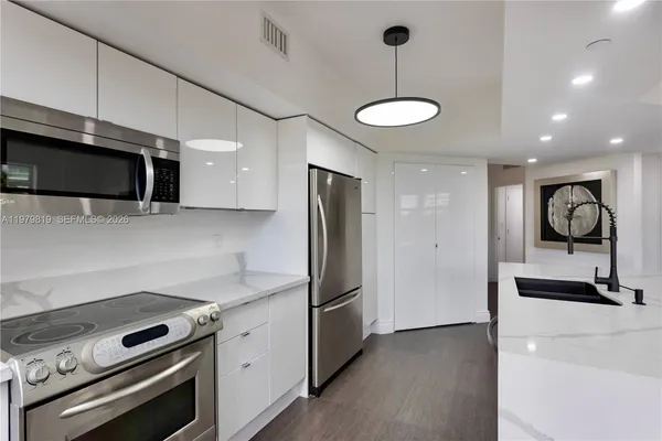 $5,700 | 19900 East Country Club Drive, Unit 311, Aventura, FL 33180