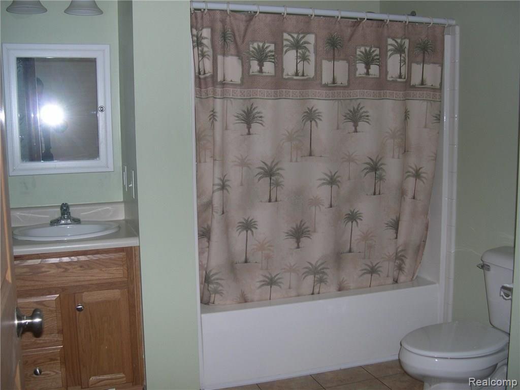 1047 Marsh Ridge Brighton, MI 48114 - Photo 17 of 25 LARGE FULL BATH