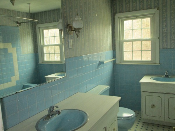 124 East County Road Rutland, MA 01543 - Photo 21 of 22 a bathroom with a sink toilet and shower