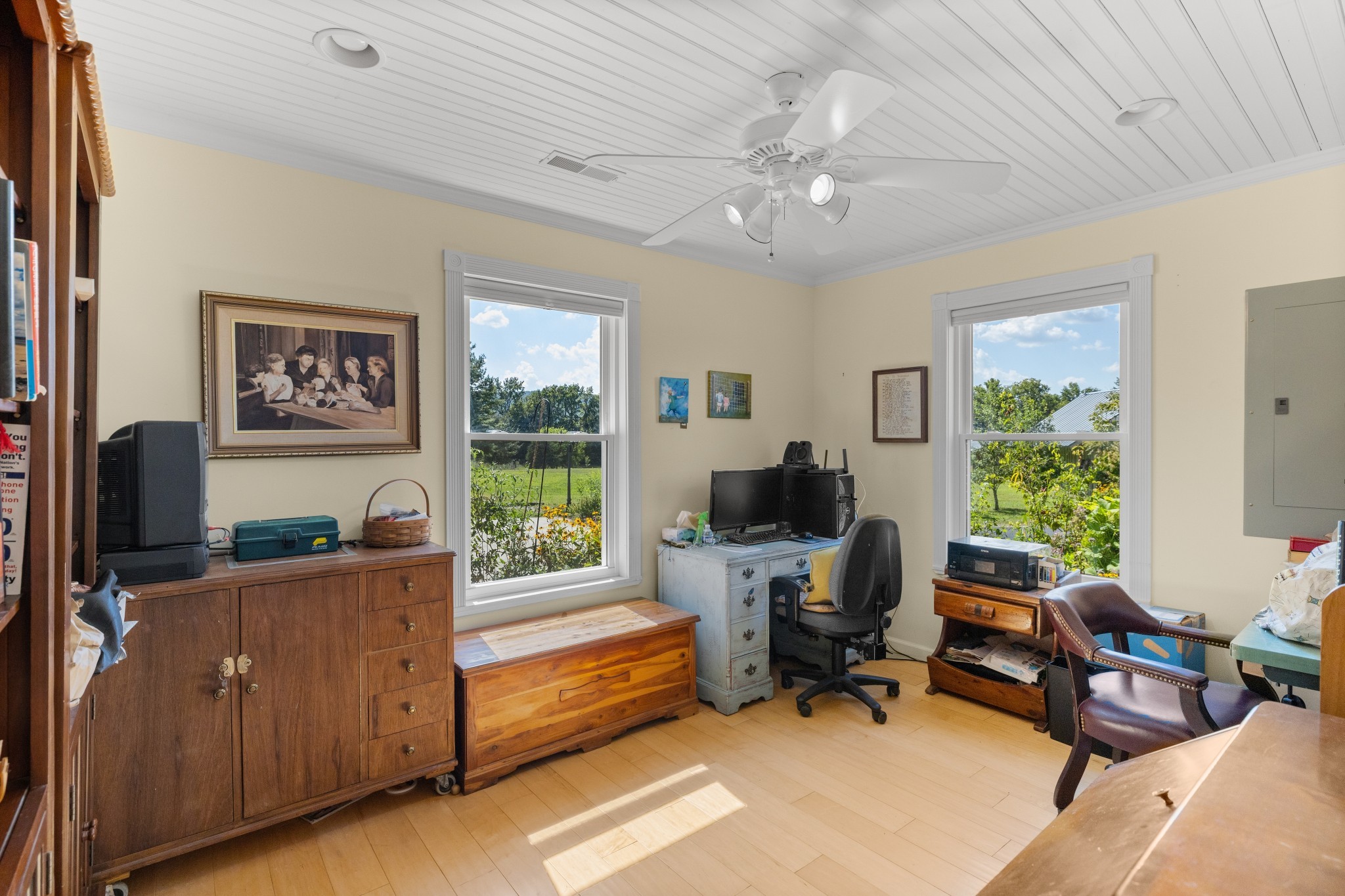 1556 Chestnut Grove Road Morrison, TN 37357 - Photo 25 of 57 a view of a livingroom with workspace and a window