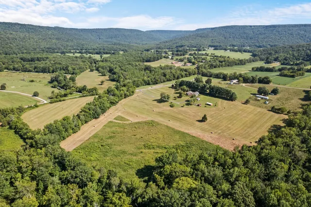 $889,000 | 1556 Chestnut Grove Road, Morrison, TN 37357