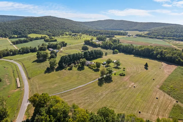 $889,000 | 1556 Chestnut Grove Road, Morrison, TN 37357