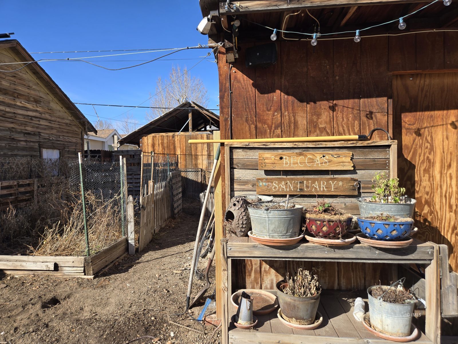 625 East Inyo Street Lone Pine, CA 93545 - Photo 13 of 15 a room with lots of different colored cloths