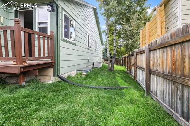 a view of a backyard with pathway