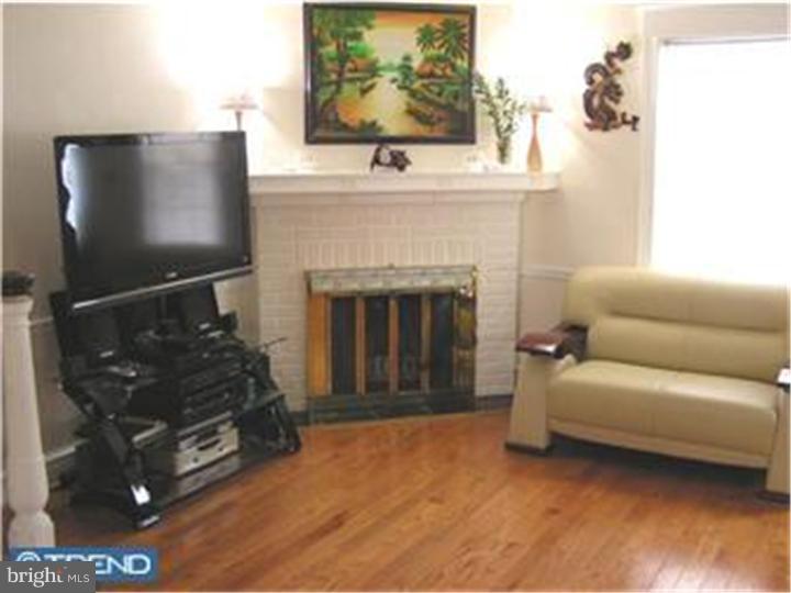 4031 Lasher Road Drexel Hill, PA 19026 - Photo 2 of 21 Living Room