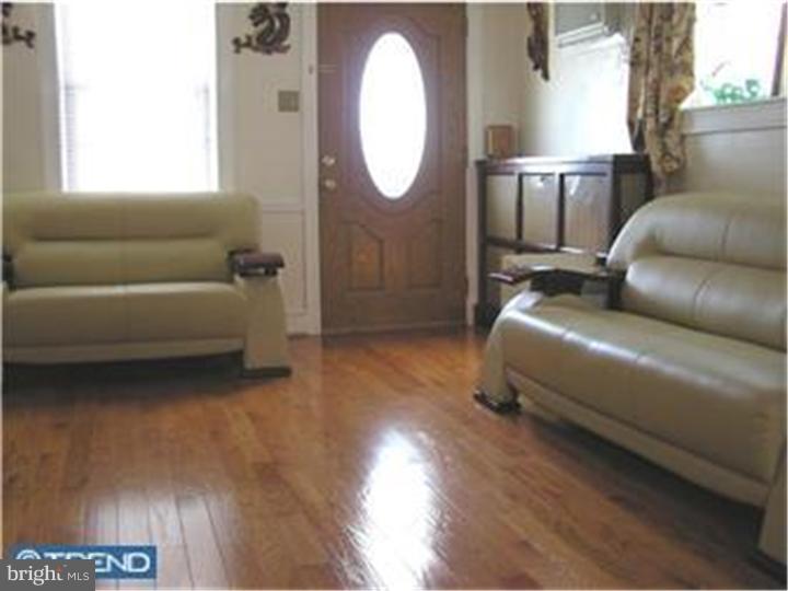 4031 Lasher Road Drexel Hill, PA 19026 - Photo 3 of 21 Living Room