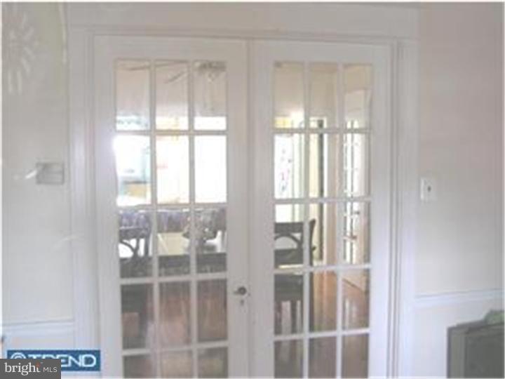 4031 Lasher Road Drexel Hill, PA 19026 - Photo 5 of 21 Living Room