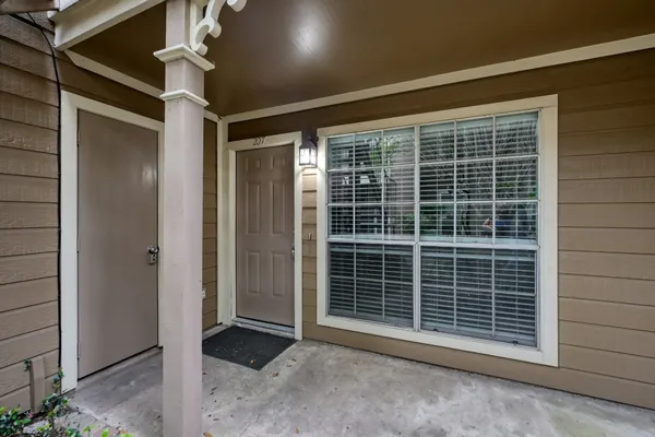 $1,900 | 1860 White Oak Drive, Unit 207, Houston, TX 77009