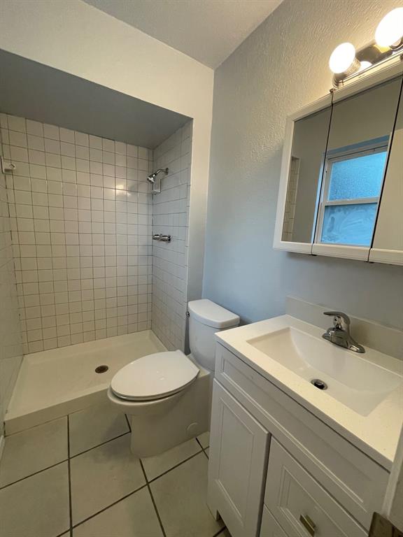 738 East Oates Road Garland, TX 75043 - Photo 16 of 19 a bathroom with a sink a toilet and shower