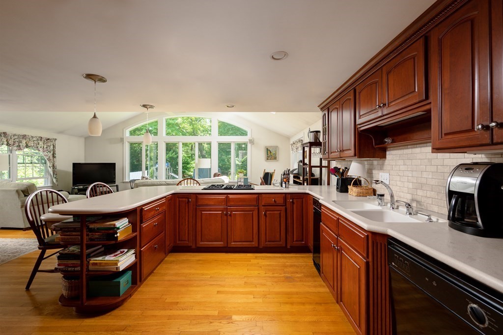 39 Pennfield Road Scituate, MA 02066 - Photo 8 of 34 Gallery Image 8