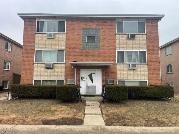 $1,800 | 9240 Seymour Avenue, Unit 2E, Schiller Park, IL 60176