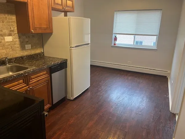 $1,800 | 9240 Seymour Avenue, Unit 2E, Schiller Park, IL 60176