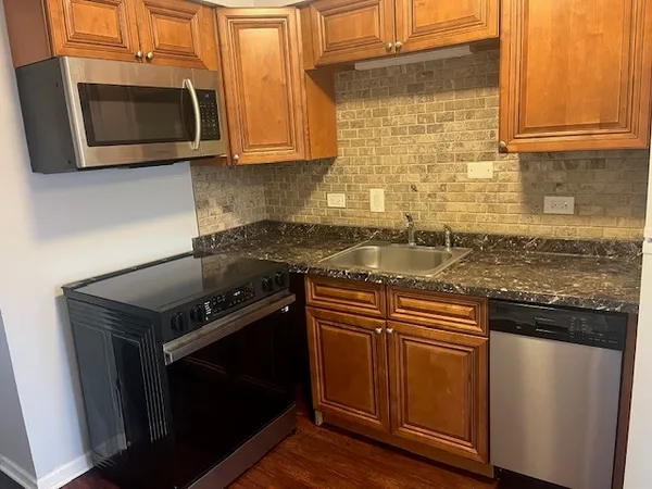 $1,800 | 9240 Seymour Avenue, Unit 2E, Schiller Park, IL 60176