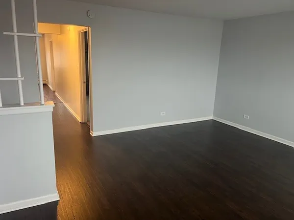 $1,800 | 9240 Seymour Avenue, Unit 2E, Schiller Park, IL 60176