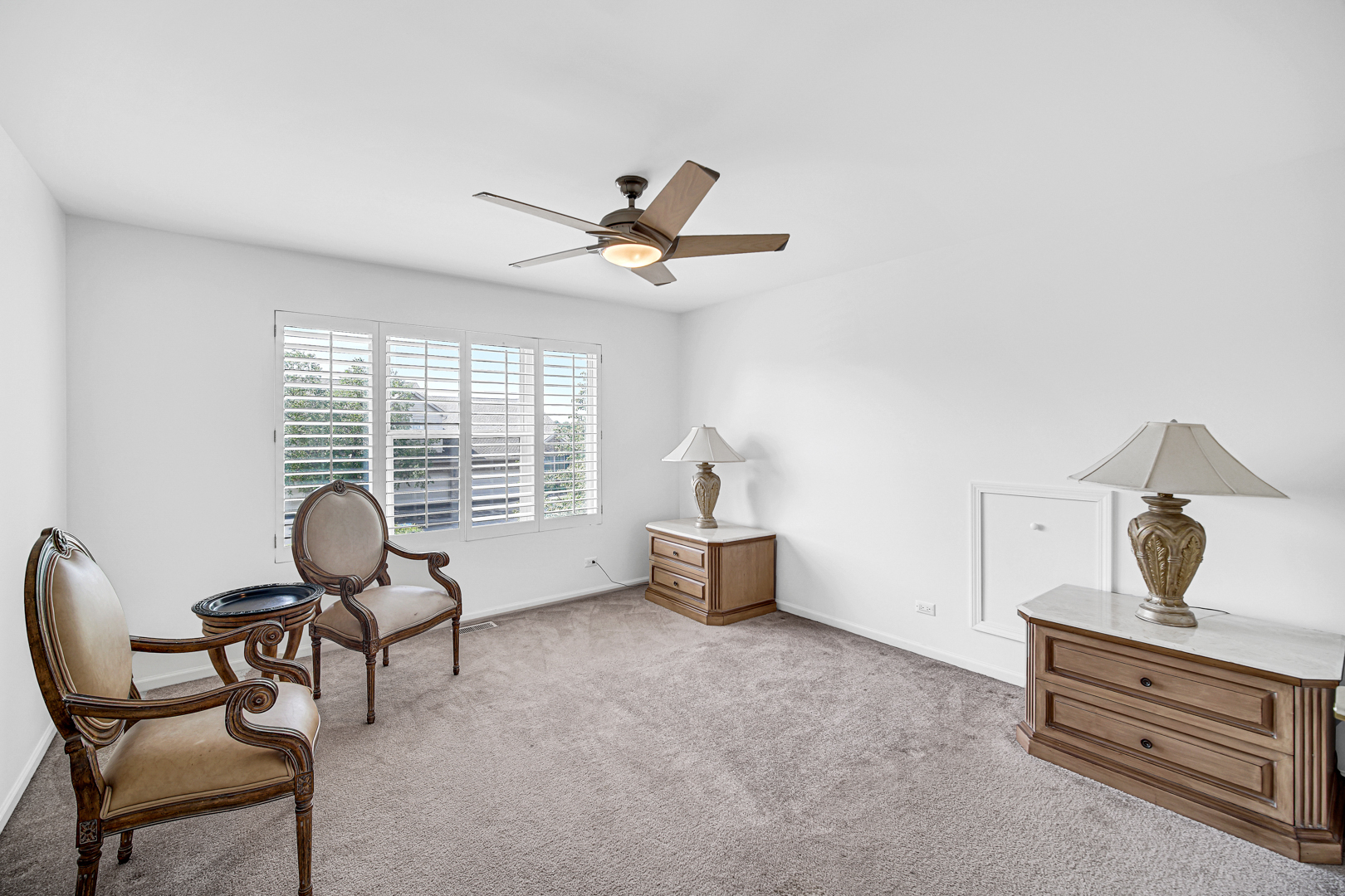 726 St Johns Place Addison, IL 60101 - Photo 24 of 39 a living room with furniture