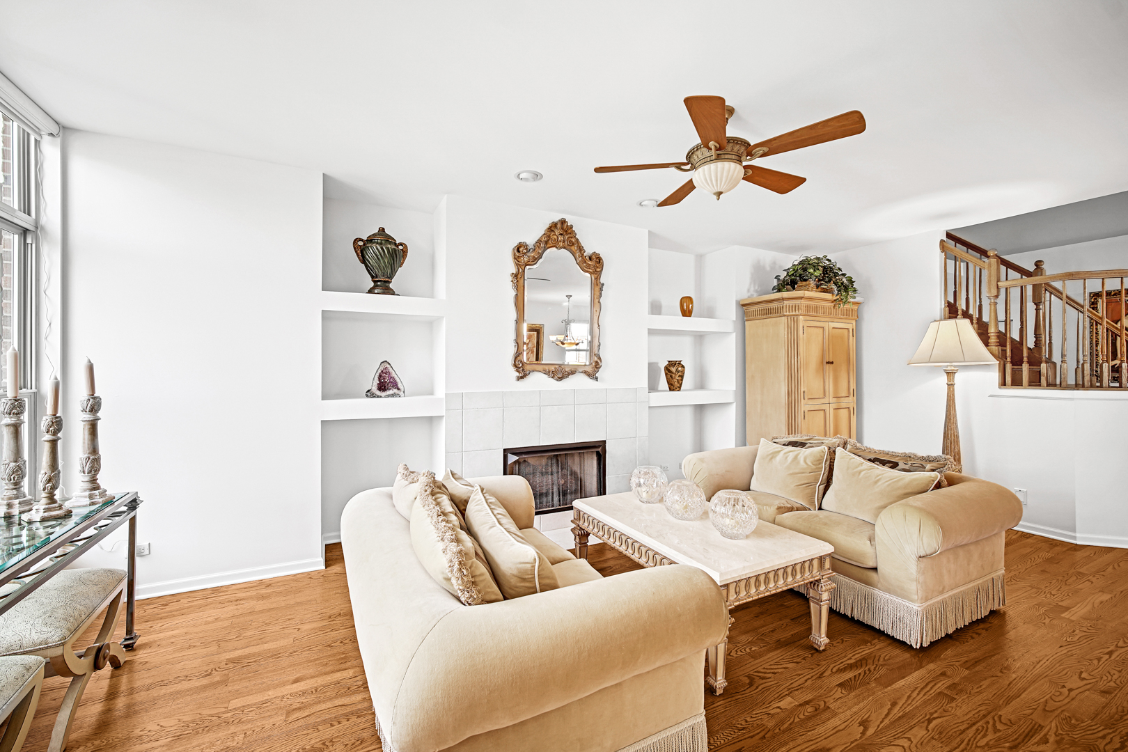 726 St Johns Place Addison, IL 60101 - Photo 9 of 39 a living room with furniture